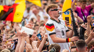 Saxofonist Andre Schnura begeisterte die Fans in den Fan-Zonen der Republik, wie hier auf dem Schlossplatz in Stuttgart.