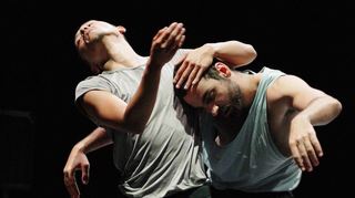 Tanzpremiere am Unterwegs Theater Heidelberg: Bei „Alongside“ soll die Verbindung zum Anderen in der Bewegung widerhallen.