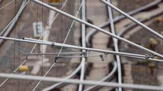 Oberleitung und Schienen (Symbolbild).