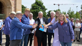 Sie stoßen gemeinsam auf den neuen „Weinzehnt“ an: Weihbischof Otto Georgens, der Kirrweiler Bürgermeister Rolf Metzger, Bischof Dr. Karl-Heinz Wiesemann, Weinprinzessin Sina I. und Winzerin Maike Schwab.