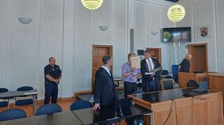 Rainer K. mit seinen Verteidigern Steffen Lindberg (r.) und Alexander Kiefer (l.).