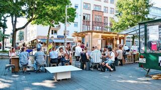 Mit einer temporär aufgebauten Küche auf dem Skulpturenplatz hat die Hochschule Menschen zusammengebracht, um Interaktionen zu erforschen.