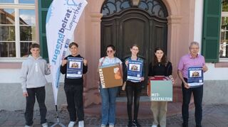 Kandidieren erneut für den Lampertheimer Jugendbeirat: v.l. Leon Klos (15), Elias Wesp (15), Sarah Saleh (16), Anna Basler (14) und Leni Basler (16). Bürgermeister Gottfried Störmer (r.) freut sich über das Engagement.