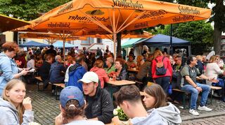 Gut besucht: das Brunnenfest der Bürgergemeinschaft in Feudenheim auf dem Rathausplatz.