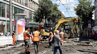 Die Bauarbeiten am Paradeplatz haben begonnen. Mit Hilfe von Baggern werden Steine und Gleise bereits abgetragen.