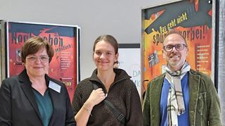 Angelika Treibel (v.l.), Laila Bolz und Bürgermeister Dirk Grunert eröffnen die Ausstellung „Echt krass“.