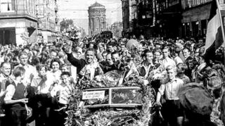 Den VfR-Spielern wurde am Tag nach dem Titelgewinn ein begeisterter Empfang in der Innenstadt bereitet.