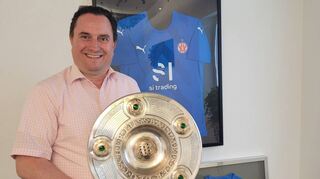 VfR-Präsident Boris Scheuermann mit der Replika der Meisterschale von 1949, die der Club vor zehn Jahren mit einer Spendenaktion finanzierte.