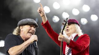 Sänger Brian Johnson und Gitarrist Angus Young in Action. AC/DC spielt am Samstag, 13. Juli 2024, in Hockenheim.