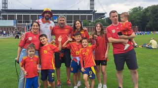 Aus Spanien: Die Familie von Sergio und Teresa (Mitte) kickt vor dem Kölner EM-Stadion.