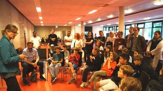 Karin Heinelt (l.), Geschäftsführerin des Stadtjugendrings, diskutiert mit Kindern und Jugendlichen aus der Johannes-Kepler- und der Mozartschule über ihre Anregungen und Wünsche.