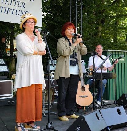 Regina Steegmüller (v.l.), Joana und Peter Grabinger.