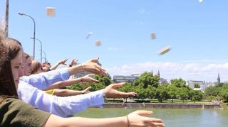 Ab mit den Holzklötzchen in den Rhein – für die Schülerinnen und Schüler des Ursulinen-Gymnasiums ist das der Höhepunkt ihres Umweltprojekts.