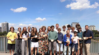 Auf der Konrad-Adenauer-Brücke erhielten die Schüler Besuch von Umweltbürgermeisterin Diana Pretzell (M.).