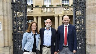 Beate (v.l.) und Walter Leibinger mit Professor Bernhard Krämer vor dem Uniklinikum in Mannheim.