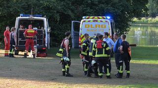Einsatz am Badesee: Kräfte von Feuerwehr und der Deutschen Lebens-Rettungs-Gesellschaft (DLRG) mit dem Ersten Stadtrat Marius Schmidt (3.v.r.).