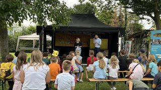 JUZ-Mitarbeiterin Lena Keil und der Ilvesheimer Bürgermeister Thorsten Walther begrüßen die Kinder zum Jugendforum.