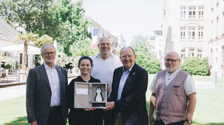 Helmut Augustin (v.l.), Künstlerin Nessi Nezilla, Folker Zöller, OB Christian Specht, Wilfried Rosendahl.
