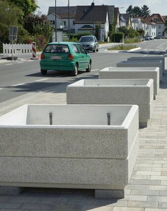 Heiß diskutiert: die Blumenkübel in der Nibelungenstraße.