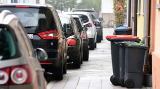 Soll laut dem Landesverkehrsministerium perspektivisch nicht mehr geduldet werden: Gehwegparken.