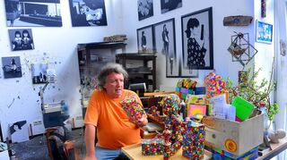 Einer der Gründer des Bueros, Helmut van der Buchholz, im Atelier im Ludwigshafener Umspannwerk. Vor ihm liegen seine neuesten Arbeiten.
