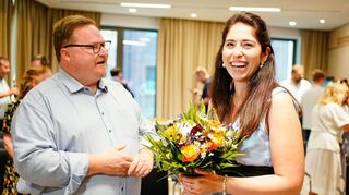 Die Bundestagsabgeordnete Melis Sekmen bekommt nach der Sitzung des CDU-Kreisverbands Mannheim vom Kreisvorsitzenden Christian Hötting einen Blumenstrauß überreicht.