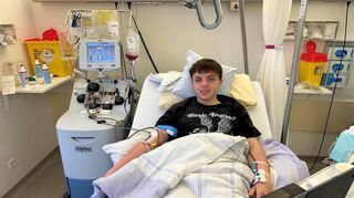 Der 20-jährige Felix Kluge bei seiner Stammzellspende. Er hatte sich bei einem Festival auf dem Hockenheimring in die DKMS-Kartei aufnehmen lassen.