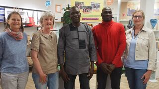 Vereinsgründerin Helga Winkenbach (v.l.), mit Gaby Weik, Moussa Koala, Gilbert Kaboré und der Vereinsvorsitzenden Wencke Stülpner.