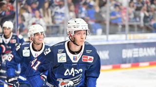 Maximilian Eisenmenger (rechts) wird die Adler Mannheim Richtung europäisches Ausland verlassen