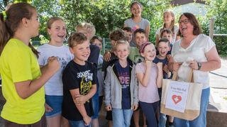 Viertklässler der Seehofschule überreichen ihrer neuen Rektorin Frauke Böhm (r.) ein Erste-Hilfe-Set für Schulleitungen.