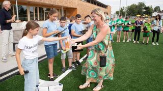 Viele Geschenke und liebe Worte werden auf dem Bürstädter Bildungs- und Sportcampus getauscht – hier mit Bärenhöhle-Leiterin Sandra Beilstein.