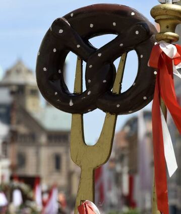 Ein Wahrzeichen der Stadt ist neben dem Dom auch die Brezel.