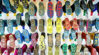 Gummistiefel hängen in einer Kita an der Wand. In vielen Kommunen fehlen Betreuungsplätze - zum Ärger von berufstätigen Eltern.