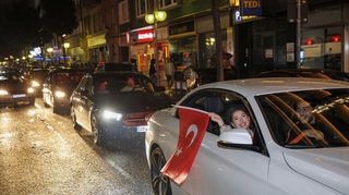 Besonders nach den EM-Spielen von Deutschland und der Türkei trafen sich Autofahrer zum Hupkonzert in der Innenstadt.