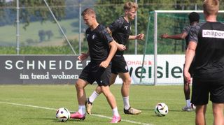 Martin Kobylanski (l.) bei der Nachmittagseinheit am Mittwoch in Neuhofen. Auch der 30-Jährige hat nun über die Hälfte des Trainingslagers hinter sich.