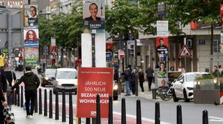 Die meisten Menschen verteilten bei der Kommunalwahl am 9. Juni (hier Plakate in der Fressgasse) ihre insgesamt 48 Stimmen auf mehrere Parteien.