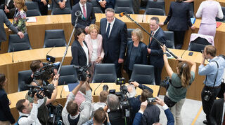 Mainz: Der designierte Ministerpräsident Alexander Schweitzer (SPD) und seine Vorgängerin Malu Dreyer stehen zu Beginn der Sitzung zusammen im Plenum. Die bisherige Ministerpräsidentin Malu Dreyer war von ihrem Amt zurückgetreten.