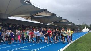 Der 800-Meter-Lauf war ein Höhepunkt beim Grundschulsportfest anlässlich des Wettbewerbs „Jugend trainiert für Olympia“.