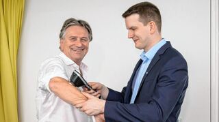 Titus Brinker (r., hier beim Besuch des baden-württembergischen Ministers Manne Lucha), erhielt für die „KI-Hautkrebs-Lupe“ den DKFZ-Innovation Award.