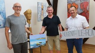 Friedel Wagener (v.l.), Bernd Gerstner und Bürgermeister Achim Weitz stellen Kunst aus Heddesheim und Nogent-le-Roi zusammen.