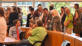 PARTEI-Satiriker Thomas Bischoff (Mitte stehend) schließt sich im Gemeinderat den Grünen an.