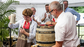Prost Speyer: Die Eröffnung im großen Festzelt ist ein erster Höhepunkt des Brezelfests. In Vertretung der Oberbürgermeisterin hat Bürgermeisterin Monika Kabs das Bierfass assistiert von Marktmeister Jürgen Neubeck angeschlagen.