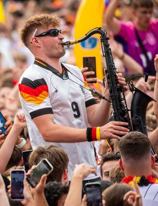 Saxofonist Andre Schnura spielte sich mit seinem Instrument auf den Fanmeilen in die Herzen der Fans – und der Nationalspieler.
