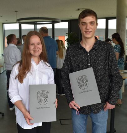 Sophie Adler und Simon Adler zeigen stolz ihre Urkunden, die sie für ihren besonderen Einsatz in einer Notsituation erhalten haben.