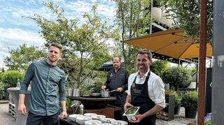 Verwöhnen die Gäste (v.l.): Kaspar Hübsch, Tristan Brandt und Christian Müller in der Outdoor-Küche.