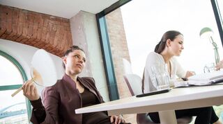 Im Büro steht die Luft: Ab 30 Grad Raumtemperatur müssen Arbeitgeber tätig werden und mit geeigneten Maßnahmen Abhilfe schaffen.