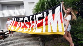 Daniel und Julia Vetter mit dem Plakat, das sie im Stadion aufgehängt hatten. Es besteht aus drei einzelnen Teilen.
