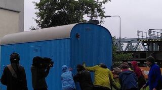 Beim Aufstellen des Bauwagens an der Schleuse hatte es stark geregnet.