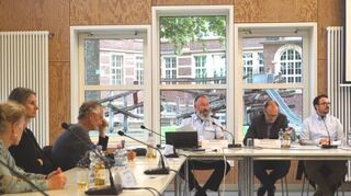 Revierleiter Michael Müller (4. v. l.) stellte den Bericht zur Sicherheit in der Neckarstadt-Ost im Bezirksbeirat vor.