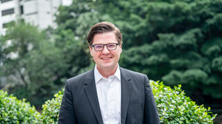 Christian Hübner ist Experte für Künstliche Intelligenz und arbeitet zu Themen an der Schnittstelle Digitales und Nachhaltigkeit.